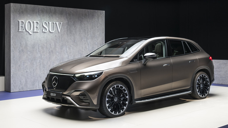 2023 Mercedes-EQ EQE SUV left front three-quarter view