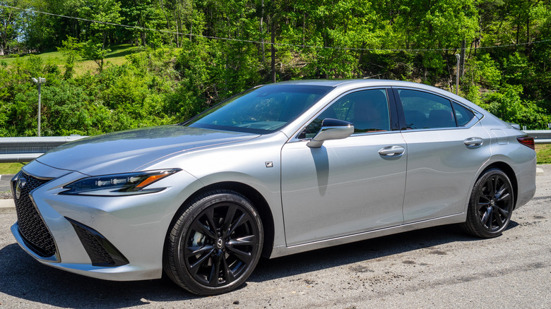 2023 Lexus ES 300h F Sport Handling parked