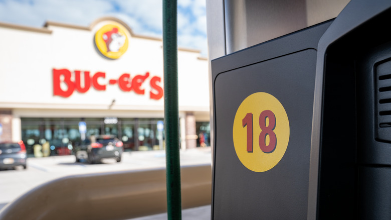 buc-ees logo gas pump