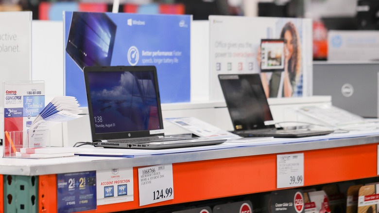 Laptop displays at Costco